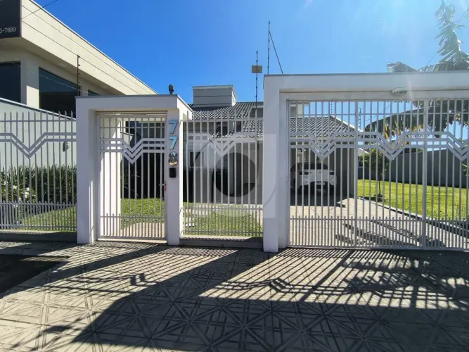 Casa com 3 dorm, 1 suíte, 2 vagas - 600m² totais - no bairro Feitoria em São Leopoldo/RS