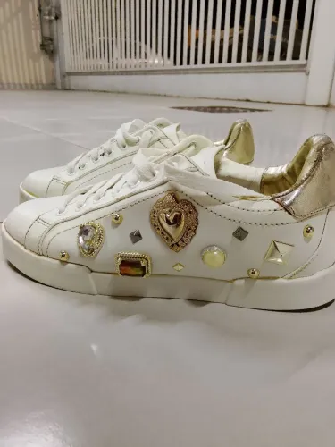 Tênis Feminino Branco com Pedrarias e Detalhes Dourados ? Nº 38