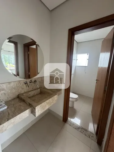 Casa em condomínio fechado estilo sobrado para locação