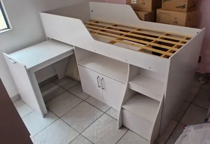 Cama com escrivaninha em ótimo estado.