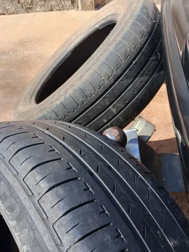 Vendo um par de pneus Bridgestone