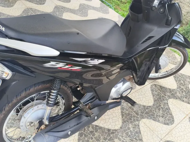 Moto Biz em perfeito estado de conservação, apenas 4 mil quilômetros rodados... 