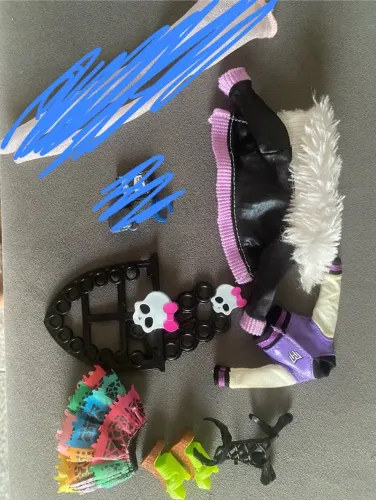 Lote roupas e acessórios Monster High + equestria girl