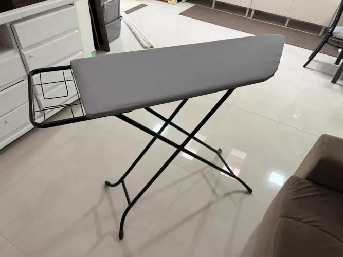 Tábua de passar roupa e persiana horizontal