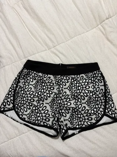Shorts Branco e Preto bordado. Tamanho 40 (forma pequena)