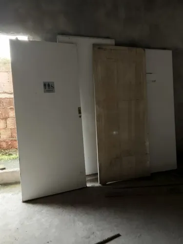 Portas para ambiente interno.