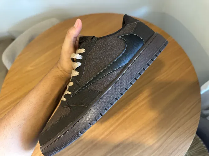 Tênis Jordan X Travis Scott X Fragment Air Jordan 1 com cadarço