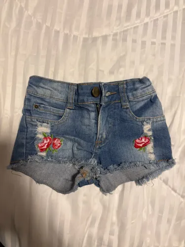 Shorts Jeans Infantil Bordado Rosas e Barra Desfiada