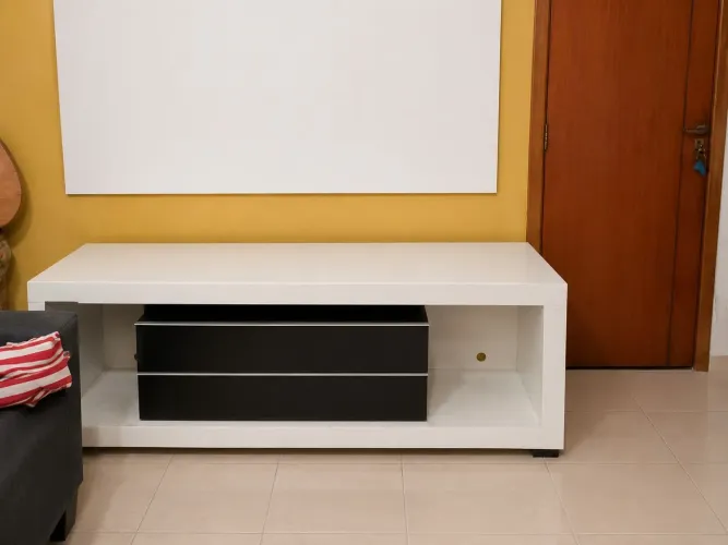 Rack Baixo Branco e Preto + Painel de TV Suspenso Branco