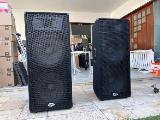 Vendo 02 Caixas de Som passivas B52
