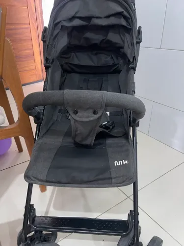 Carrinho de passeio compacto
