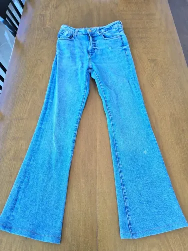 Calça cintura baixa, boca de sino
