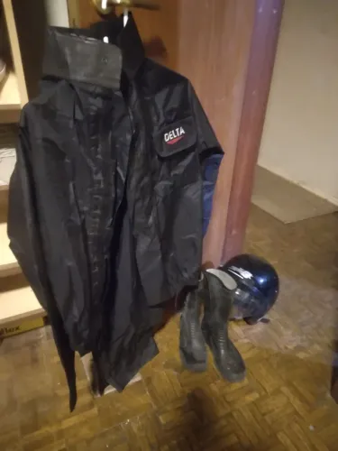 Roupa de chuva para motoqueiro ,jaqueta, calça,botas e capacete.