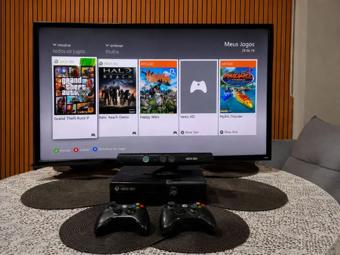 Xbox 360 slim impecável novo com HD de 250 GB cheio de jogos na memória + 02 controles 