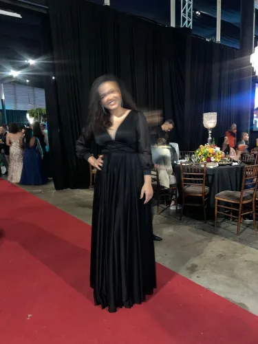 Vestido preto de festa