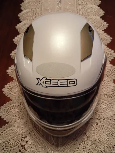 Capacete Robocop Xcced número 58 Branco pérola com dourado.