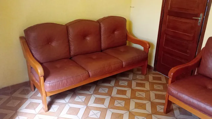 Jogo de Sofás de Madeira Usado total de 5 lugares