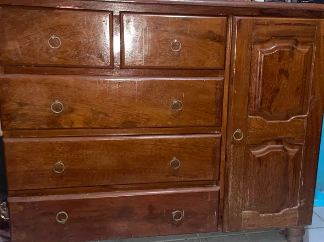 Cômoda de madeira resistente com gavetas e porta