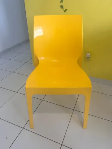 Cadeira Tramontina em Polipropileno Amarelo com Encosto