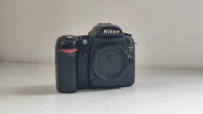 Nikon D80 (sensor DX, 25k cliques)