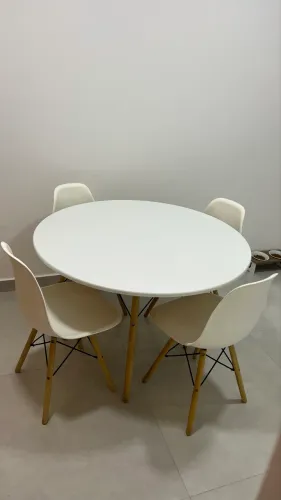 Mesa com 4 cadeiras