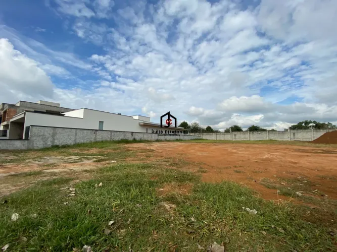 Terreno c/ área de 922,00m² no Condomínio Colonial Village II em Pindamonhangaba