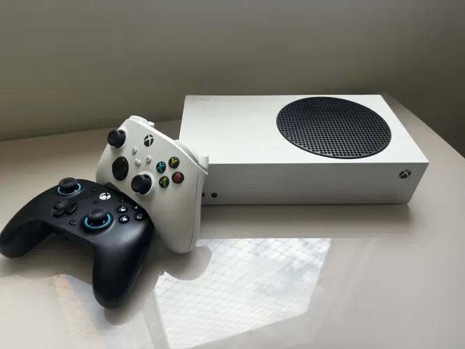 XBOX SERIES S 512 GB + 2 Controles (1 Controle Gamesir)