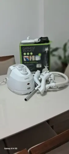 Passa roupa a vapor.