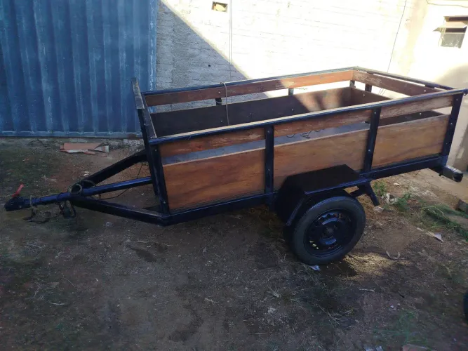 Carrocinha semi nova tamanho 2.10 por 1.30 tem fecho de molas e amortecedor