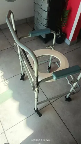 Vendo cadeira higiênica bem conservada