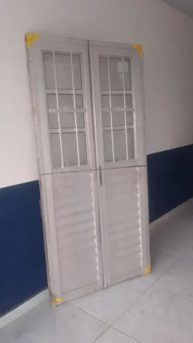 Porta em alumínio nova