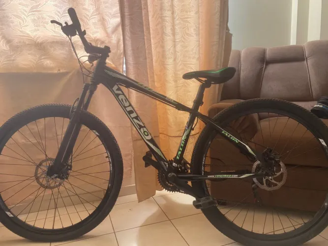 Bicicleta Venzo aro 29. Acompanha capacete e luvas 