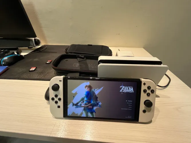 Nintendo Switch OLED + Zelda BOTW + 2 jogos + case + carregador