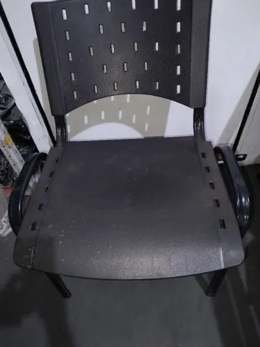 Lote 045 Cadeira Empilhavel Plastica Fixa Preta