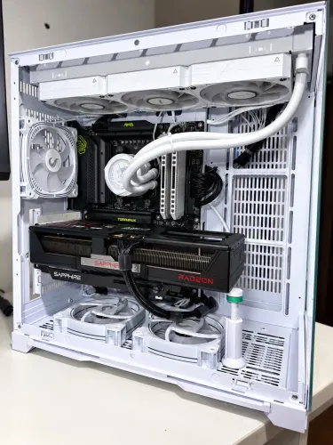 PC Gamer High-End Ryzen 7 9800X3D + RX 9070 XT 16GB