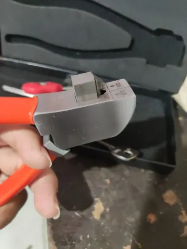 Vende-se um alicate para fazer cópia de chave