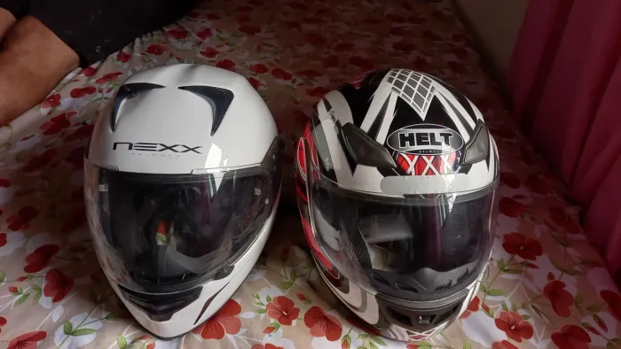Vendo esses dois capacetes pra moto 300 reais cada