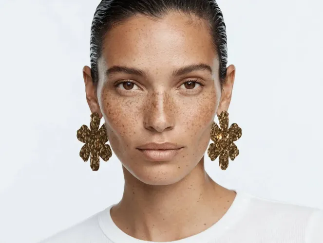Brinco de flor dourada novo da Zara