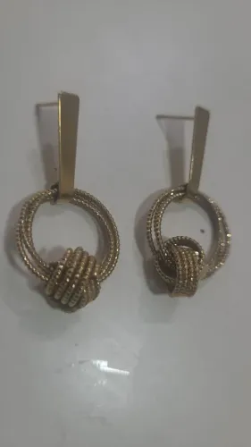 brinco de malha com design entrelaçado folhado
