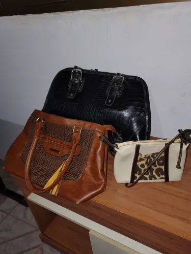 Três bolsas, uma G, M, P
