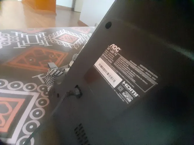 TV 32 roku nova sem detalhes