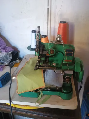 Vende se uma máquina Overloque