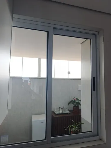 Janela de correr em alumínio branco com duas folhas de vidro liso incolor (1,20x1,15)
