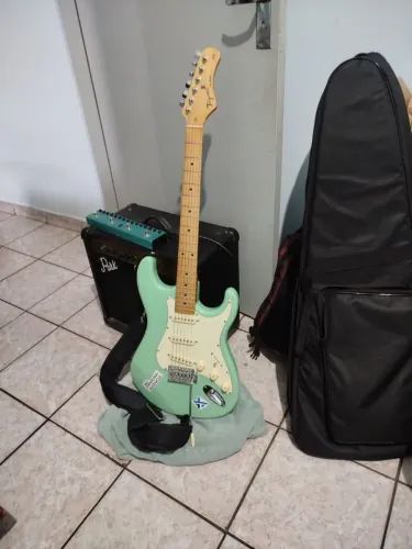 Vendo Kit completo Guitarra pedaleira e caixa , acompanha capa e cabo