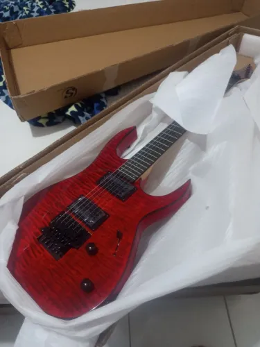 Guitarra Solar SB4 com froyd rose na caixa