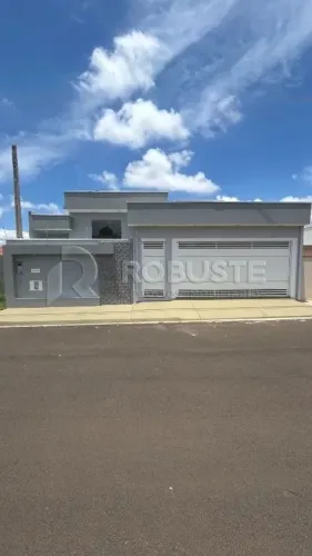 Casa padrão à venda no Jardim Paraíso, Botucatu: 3 dormitórios, suíte, closet e 2 garagens