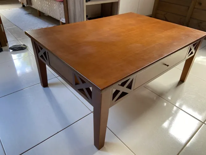 Mesa de madeira maciça com 2 gavetas