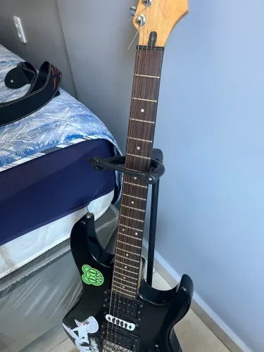 guitarra superstrato Yamaha ERG 121C