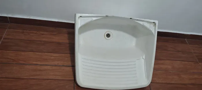 Tanque de plástico de 24 Litros - reforçado com esfregadeira