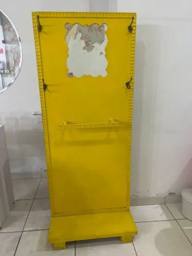 Chapeleiro de madeira